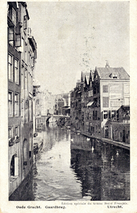 606653 Gezicht op de Oudegracht te Utrecht, vanaf de Gaardbrug, met links de achtergevels van de panden aan de ...